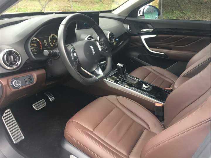 wey vv7-购车总价 | 裸车价16.5万，车辆购置税1.5万，保险6千，上完牌子一共花费18.6万元。
同级对比 | 看了现代的新途胜，标志的4008，这三款车比较后选择的vv 7。新途胜性价比还是很高的，价位也便宜，就是空间小点，4008外形内饰都不错，性价比不高，价格偏贵，vv7空间大配置高，价格还可以。
空间 | 很满意的一点，在这个价位里是空间非常大的，前排调整好，后排坐三个大人一点不拥挤，而且可以翘起二郎腿来。
驾驶体验 | 这方面不太懂，不过虽然车身比较大，但是方向很灵活，动力非常澎湃，