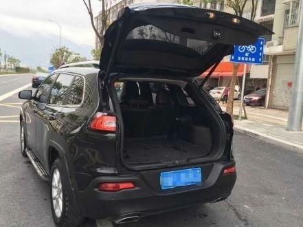 购车总价 | 当时它的裸车价格是24.58万元。虽说价格对我来说有点儿贵，但是就是喜欢这款车。
同级对比 | 之前也对比了同级别的尼桑奇骏。试驾之后还是感觉自由光的动力和操控适合我。
空间 | 对啊，空间表现非常好，尤其是后排空间坐三个微胖的成年人也没有问题，后备箱的空间也不用说完全够用。
颜值 | 购买这款车最重要的一方面原因就是因为它的颜值。整体看上去很高大上。而且车漆做工也不错，看着非常有安全感。
驾驶体验 | 本以为这么大的车方向盘会很重，但是表现的却非常良好，该重的时候重，该轻的时候轻。高速行驶
