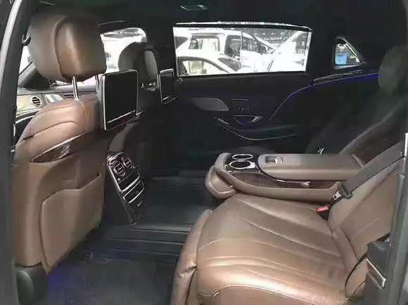 奔驰s级-当时提车裸车160＋W 很满意， 做生意多年犒劳一下自己，比起奥迪A8或者说宝马7系，迈巴赫永远是最会享受的一个，真皮座椅，后排舒适度更高，关上车门，轻轻往后一躺就是与尘世隔绝，陆地头等舱不是白叫的。不论是会客还是谈生意 ，面子都够了。车身线条流畅细长，轮毂很大气，尾灯很大气优雅，后雾灯在保险杠下方，细节设计的不错，360度影像很清晰，尤其是它的后座可以躺下，比别的车胜出的地方就是他有脚拖，不满意的地方就是底盘，我觉得它应该有一个地毯底盘，那样才能显示出它的与众不同，大气
#后排空间大
这么长的