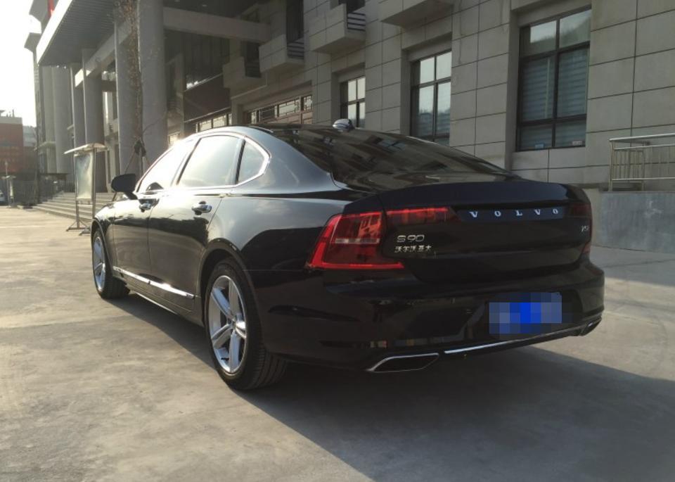 沃尔沃s90-购车总价 | 落地价43.5万。裸车39.3万。
同级对比 | 同级别就对比过英菲尼迪q50，考虑过还是选择了s90，更喜欢沃尔沃的外观以及安全性非常高。
空间 | s90轴距很长，腿部空间非常大。座椅比较短，前后都是。前排后排满载都无压力，后备箱空间还可以，装行李完全不是问题。
颜值 | 外观非常帅气，特别是大灯，炯炯有神，晚上亮度还贼好，感觉轮毂非常大，然车子运动感立马上升，车身线条也非常流畅。
内饰 | 内饰非常豪华，用料基本是真皮的，设计风格也很有科技感，中控大屏有很多很实用的功能，