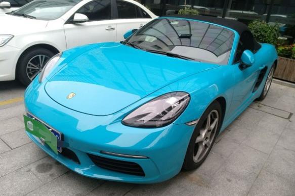 奔驰slc级-裸车价：63万落地价：73.7万#同级PK: 试驾了奔驰SLC和保时捷Boxster，觉得奔驰SLC的动力更强一些，但是操控性不如保时捷Boxster，所以最后我选择了保时捷Boxster。#外观时尚：保时捷Boxster的外观设计比较时尚，车门后方的进气口设计的很漂亮。#内饰精致：保时捷Boxster的内饰设计也比较精致，运动风格座椅乘坐非常舒适。#空间充足：作为一辆入门级的跑车来说，这辆车的内部空间还是很充裕的。#油耗合理：我的百公里油耗是11.5升，我觉得比较合理。#操控一流：转向很精
