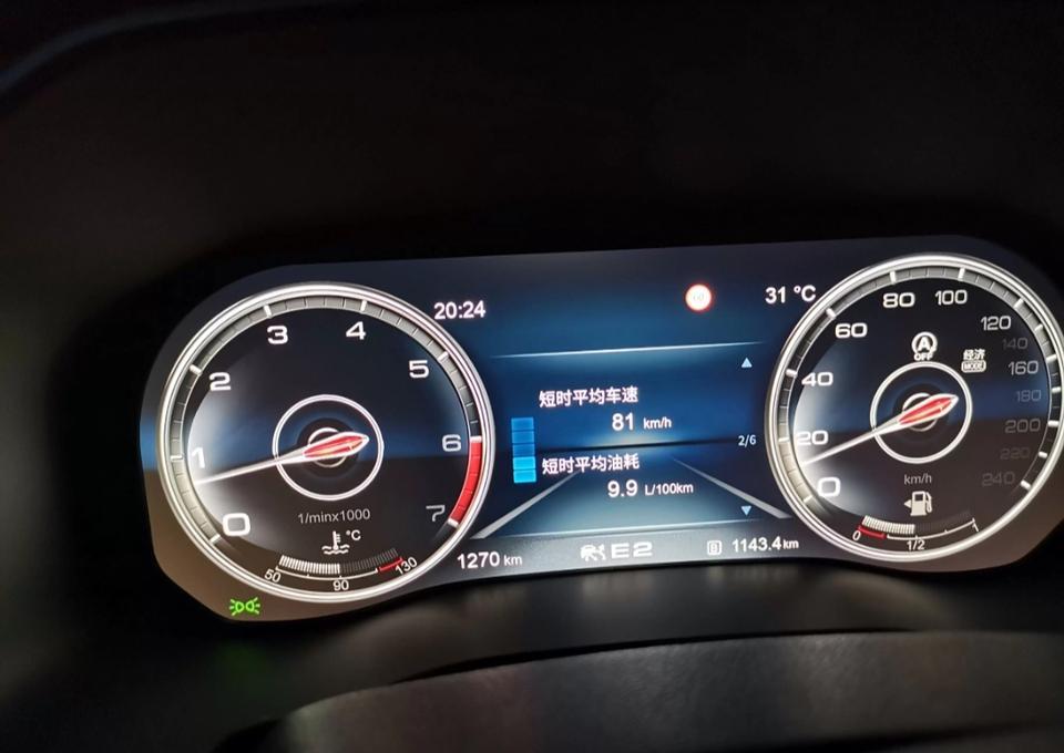 红旗hs7-购车总价 | 裸车价39.98万，落地价40.12万。
同级对比 | 在HS7没上市时，因为预算的原因，我在看凯迪拉克XT6，它也算中型的SUV里的优秀者了，但是我试开凯迪拉克19款豪华型时，觉得它的舒适性很不好，有异味不说，底盘悬架也很硬，震感和侧倾感都很明显。因为工作的原因，我想选择舒适性更高一点的车，就关注到了红旗，红旗的舒适性真的没话说，HS7刚上市时，有好多人转发去车展看的视频，我就也去了，过了几个月就提车了。
空间 | 5米长的车身，2米的车宽，已经决定了它空间大。坐车里面真的是很