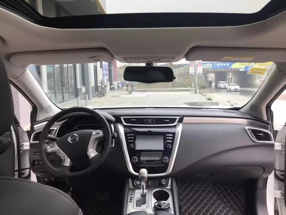 楼兰-购车总价 | 小兰当时指导价27万多，优惠了3万，当时加保险，购置税。落地在28万多。
同级对比 | 当时就看中了小兰的舒适性，号称日产大沙发。还有一个重要原因就是不喜欢带t的车型，总感觉自吸发动机毕竟经过了几十年的沉淀。还有不得不佩服日产发动机。
故障吐槽 | 目前没有出现过别的情况，就是上车挂倒挡的时候，中控屏幕切换的有点慢。
空间 | 本人身高170，调好前排后做入后排感觉挺宽敞的，后排做3个人一点也不压抑。后备箱空间挺大的。
驾驶体验 | 动力输出特别线性，方向盘指向精准，悬架调教适中，过滤