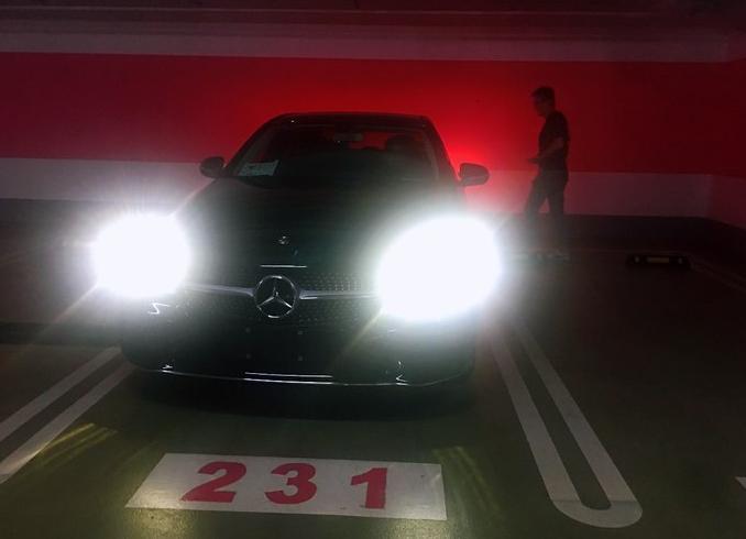 购车总价 | 在店里买车的时候，这辆车的裸车价格是32.8万，最后购置税加保险支付这辆车的落地价格是36.6万，对于这个价格自己还是非常满意的。
同级对比 | 在选择的时候也看了宝马3系和奥迪a4l，对于这几款车自己也亲自驾驶了一下，宝马和奥迪的加速像2个极端，而奔驰这辆车正好处在中间正合适，因此就决定是这一辆了。
空间 | 这辆车是一个4门5座的中型车，它的内部空间还是非常大的。平时节假日的时候，我会带上父母，还有老婆孩子一起出去游玩，也不会显得非常拥挤。
颜值 | 这辆车的前脸是我最喜欢的一个设计了，
