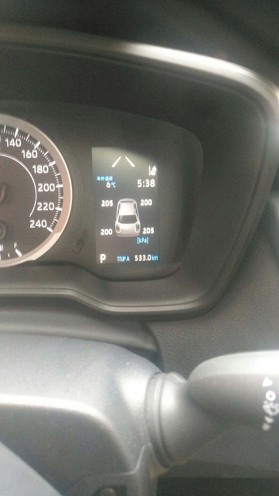 卡罗拉-车绝对是好车，平常开开城市路，还没过磨合期，差不多七百公里了吧，油耗还没下来，操控不错，油门也比较给力，响应及时，空间感觉了略小，我一米八的个子在后排顶头，腿部看起来感觉小，我一般都在驾驶位，视觉上看起来挤，可能是我加了座套鼓鼓囊囊的，总的还说还算够用，风噪胎噪是有，但还能接受(没开过高速)，出过一次小事故，10多迈追尾一辆起亚suv，车头塑料凹陷惨不忍睹，起亚车尾只有几道划痕，换了个保险杠1500，维修这块价格还是不便宜，虽然车子铁皮薄，不分地方用手能摁的动，但是通过中保研测试，对车身刚性还是很