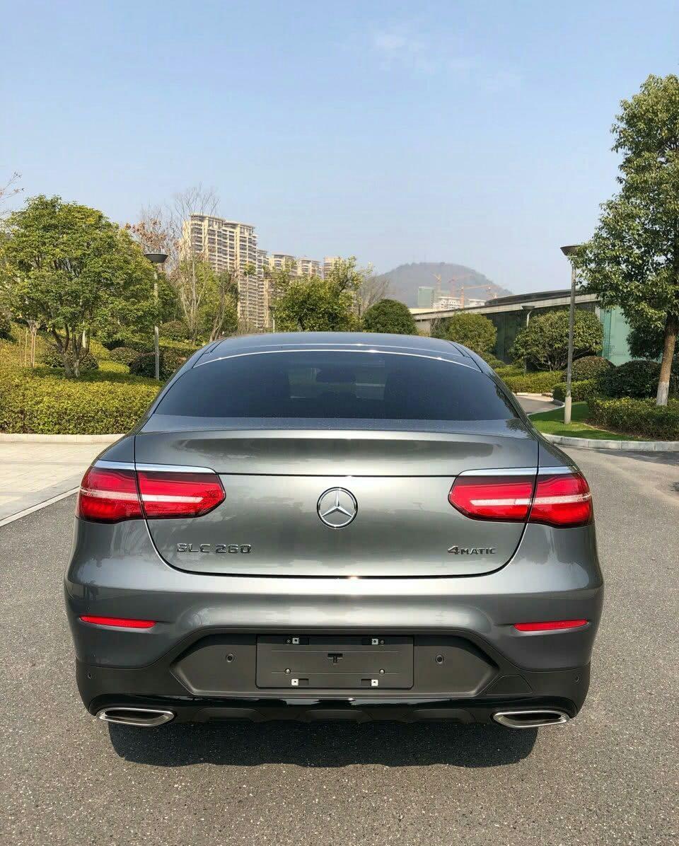 购车总价 | 裸车价格458800，购物车总价在51万元左右，其中包括保险购置税上牌照。
同级对比 | 买车之前也看了宝马X5，感觉外观没有奔驰glc的漂亮，时尚，因为我也是属于颜值控的，所以就放弃了，选择了奔驰glc。
故障吐槽 | 目前为止，还没有出现过什么故障，因为是新车的吗？所以也没有什么可吐槽的。
空间 | 这款车的空间非常的满意，前排驾驶位非常的宽松，后排的空间也同样的很宽敞，还是挺满意的，后备箱的空间也不小。
油耗 | 开了一个月油耗基本上在10-13个油之间，没
考虑太多这个问题，因为新车