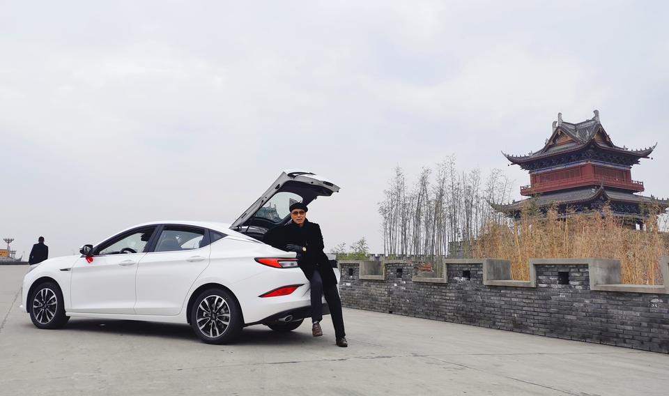 嘉悦a5-外观：
轿跑设计，美观，像跑车，流线不错，年轻感强，我就喜欢年轻的感觉?
内饰：
内饰全是软塑材质非常不错，新车也没啥味道，我还用测甲醛的测了，没有超标，棒！氛围灯也是不错的，很特别。
驾乘：
开着舒服，前后都是独立悬架的，这个做得特别好。静音效果也是很好的，高速120/130都没啥声儿。底盘好，稳定性也好。

