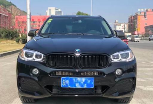 裸车价：62.9万落地价：71.6万   #同级PK: 喜欢沃尔沃XC90的内饰，喜欢宝马X5的操控，平时上下班用，感到很纠结，后来同事给我看了一段沃尔沃XC90和宝马X5的对比视频，觉得还是宝马的通过性更胜一筹，自己再去试驾了两者，确实如此，最后选择了宝马。#外观大气：宝马X5的外观设计非常大气，发动机舱隆起的线条充满力量感，车身侧面的腰线也动感十足。#内饰豪华：内饰用料豪华，细节方面有待提升，我一直也没有找到一个放钥匙的好地方。#空间充裕：空间还是很充足的，宝马不追求多装人，只追求舒适，不然也会学别人