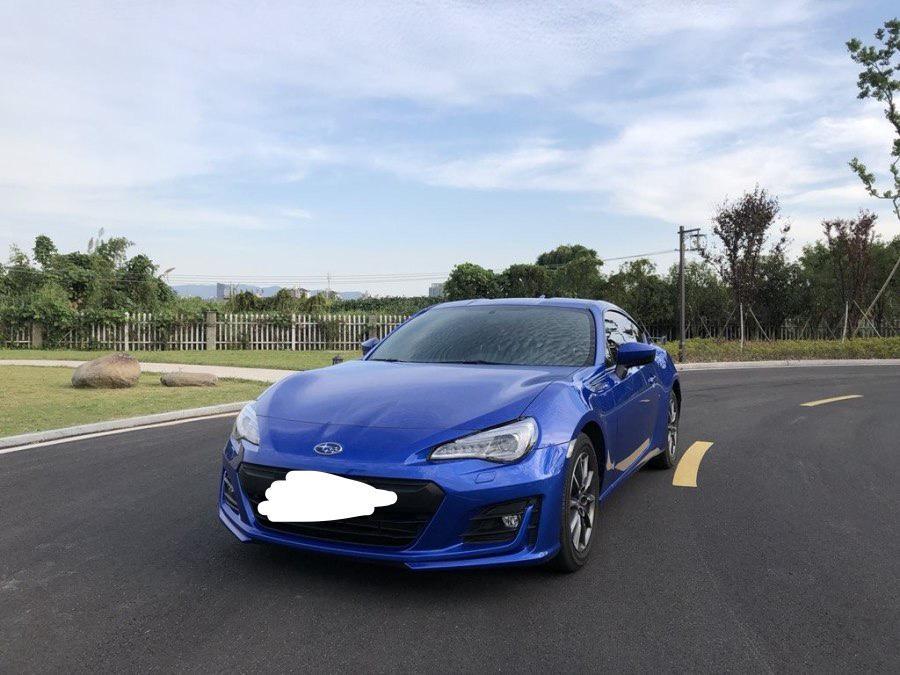 斯巴鲁brz-购车总价 | 裸车价在26万多 优惠力度不大 加上各种费用是在30万
同级对比 | 当时预算也不多 30万左右的跑车，除了斯巴鲁就只有丰田86 其他的我也没去看，选择也比较少。￼还是斯巴鲁的新款更加的好看，外观回头率非常高。￼
空间 | 买跑车 空间这方面，我本来就没有要求的。￼一般就坐两个人，要么就自己一个人开车，所以说是够用的。￼而且平常出门也放不了什么东西，一个手机一瓶水再加一个包，储物空间是够的
颜值 | 外观我是非常喜欢的 很高级。￼是高档跑车的感觉 而且整个车的颜色，我很喜欢非常