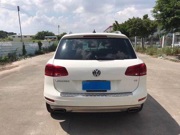 购车总价 | 这款爱车，是我当时花了65万买的，裸车是65万，后来全部手续办完之后应该是花了66万多吧。之后开过一年后，又加装了一点，其他的设备大概花了5000多。也开了这么久，感觉对这个车也是比较有发言权的。
同级对比 | 这其实是想买奥迪q7，但是奥迪的q7的配置有点少，小毛病，会有一点点多。后排好像有一点点短。在4S店的时候听销售人员介绍的，也就感觉大众途锐还是不错的。后来回家自己又了解了一下。大众途锐的内饰比q7的，内饰要好，而且性价比也比较高，油耗也很经济。
颜值 | 途锐的颜值没办法啊，颜值很
