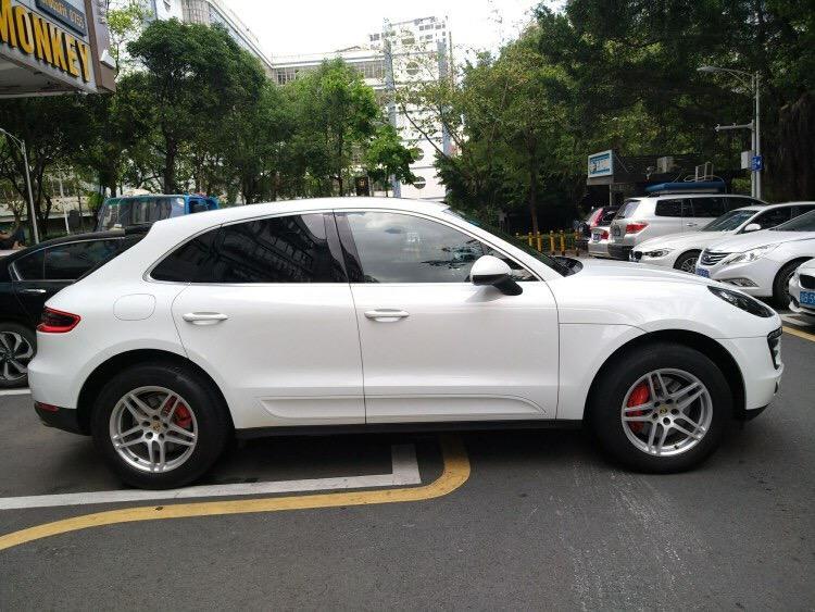 macan-裸车价：76万 落地价：87万  #同级PK：选这款就是为了信仰充值，家里还有一辆BMW5，感觉还是比较不错的；#内饰精致：保时捷的内饰还是一如既往的精致，飞机驾驶舱的感觉，复杂麻烦，就是要这个范儿，任性，仪表中控也很简洁，看上去不复杂；#外观及格：关于外观，只能说萝卜青菜了，我是外观控，车灯选的led灯，但是感觉没啥用；#油耗一般：城市里不堵车13个左右，堵车十七八个，那天突然23个我也不知道咋了；#操控很赞：方向盘转向精准性很好，没开运动模式感觉还是很轻盈，开了变沉了一会，就是起步油门有点