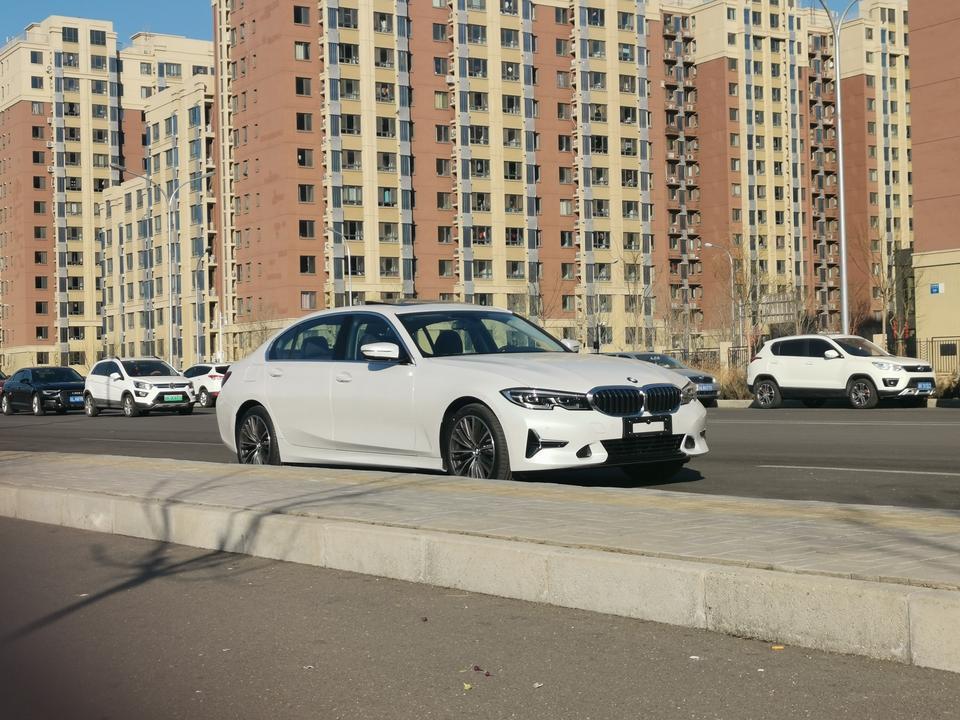 宝马3系-宝宝马上出生了，购置一辆车很有必要了，人生第一辆车，选车过程就不说了，挺漫长的，BBA，总之30万上下对比下来还得是3系！
外观：
特别喜欢首发版的外观，前后包围都很特别，作为一个准奶爸还是走时尚路线吧，不过真心喜欢M的丁字裤方向盘，鱼和熊掌不可兼得。
内饰：
内饰科技感很强，车机界面简洁好用，大旋钮操作方便，内饰门板大面积真皮包裹，摸到的地方基本都是软的，当然该硬的也硬。
空间：
325LI  L车型空间够用，后排空间很大，坐垫长，对大腿乘拖特别舒服，储物空间一般，也算够用吧。
操控：
转向感