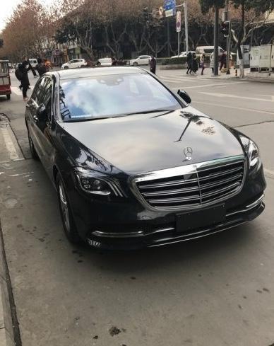 同级别的车基本比不过奔驰S级，豪华感营造打遍全同行无敌手～
【最满意】
外观大气奢华的内饰红宝石漆面很特别，一开始黑色的阳光下是暗红色的这个颜色回头率很高，转向灯前雾灯氛围灯都很好看而且操控很方便车身腰线及其简约，上下各一条，平时注意不到开起来很优雅
【最不满意】
九速变速箱有一定的顿挫感，但是可以接手前排没有座椅记忆也没有座椅通风，这是个缺点。就不想自己加装就算了吧，希望今后的新版本能改。防爆胎的胎噪稍微有一点点难，特别是在废沥青马路上。超过60km以上的时候，胎噪就会比较大的，后期的保养费用偏高。
#