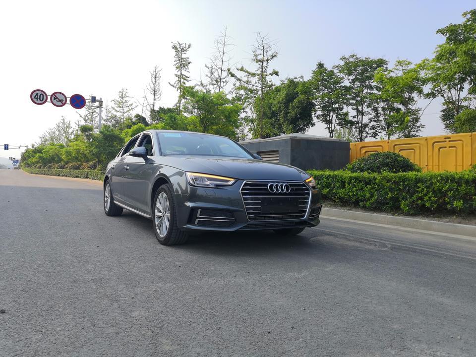 奥迪a4l-购车总价 | 裸车23.1，留学生购车免购置税，保险6700，其他装饰装潢下来落地24万多一点。
同级对比 | 选车的时候对比过同级别宝马老款3系，奔驰C级别。
老婆最喜欢奔驰C，奈何奔驰太贵，墙排因为中控的原因横向空间总觉得太窄，后排空间也不发，家庭用车，还是放弃了。
老款宝马三系，做进去总感觉坐姿太低，不喜欢宝马的仪表盘。
A4L中规中矩，价格也最便宜，最终还是选的A4L。
故障吐槽 | 还没提车发动机故障灯就亮了，读取故障码是燃油压力过低，是因为4S加的油太少不够了！实在搞不懂了4S就缺