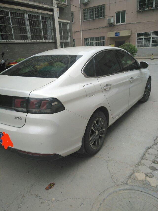 标致308-颜值 | 其实一直都挺看好法系车，对门哥哥是雪铁龙的。好几年了也没任何毛病。对法系车挺有好感，有一次路过标志的店门口，直接被308吸引了，现在的法系车这么好看了。前脸霸气，和日间行车灯相呼应，真是大气。非常运动不失时尚。尤其是尾灯够拉风，标志性的尾灯。一眼相中。
空间 | 前排我身高176左右做好以后头部还有位置，调好位置后后排也够用，说真的法系车对比别的车还是有点小，后排座三个人正好，不适合长期做，出远门，后备箱够大。牺牲了后座，后备箱就大了。清明出去玩带孩子的小推车，各种东西完全无压力。够
