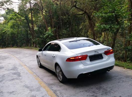 奔驰c级-购车总价 | 提车时裸车价格是28万，落地价格是31.5万
同级对比 | 买车的时候主要看了一下奔驰c，这两款车各个方面都比较均衡，但是满大街的奔驰c审美疲劳，捷豹，这款车豪华感不属于奔驰，而且外观设计更加的有运动感。
空间 | 这款车的空间应该说是还行吧，平时也就我一个人开，驾驶位的空间，腿部空间和头部空间都是不错，后排的空间横向还行，头部空间稍微有点低。
驾驶体验 | 2.0t的动力，在日常的生活中，是足够用的，作为一款偏于性能的轿车，提速等各方面还是非常的给力，变速箱的响应非常的积极。
油