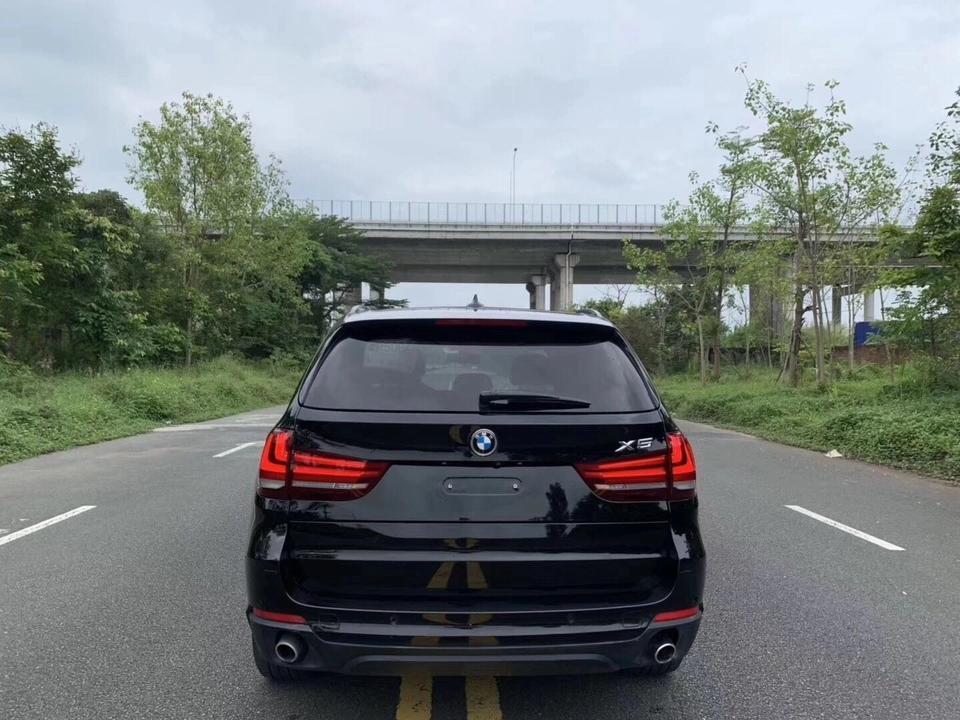 宝马x5-购车总价 | 当时裸车80多万，由于新款优惠的比较少，加上购置税保险上牌，落地一共下来将近100万。
同级对比 | 当时看了奔驰，奥迪。家里有一辆奥迪a6，想换个品牌开开，在奔驰和宝马的试驾对比中发现宝马的操控要比奔驰好点，所以选择了宝马的x5。
故障吐槽 | 目前新车才开出1000公里，没有出现小毛病。
空间 | 空间挺大的，本人身高180，做后排，腿部空间有2拳左右，头部1拳左右，后排挺宽大，而且做3个人一点也不拥挤，后备箱的空间也特别大，满足一家三口出行和自驾游都不在话下。
驾驶体验 | 