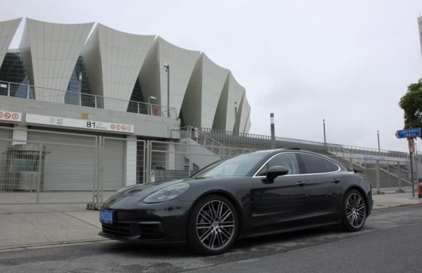 panamera-购车总价 | 裸车98万元，主要是预算有限，提了最新的丐版，不然就提4s了，总价提车上路一共123万元，选装了11万配置，21寸大轮毂，内部sportchrono组件和氛围灯，为了我那帅气又有实力的小帕，这点费用花得值！
同级对比 | 当时选车的预算其实是控制在100万元的，谁让我去店里看中了保时捷就一发不可收拾呢，期间其实还看过奥迪a7，想想也在预算内，上路肯定能控制在100内，最后看了小帕后真的只能忍忍心加了20w提了，想想还是要买最心意的车最好
空间 | 空间和a7基本差不多，都是