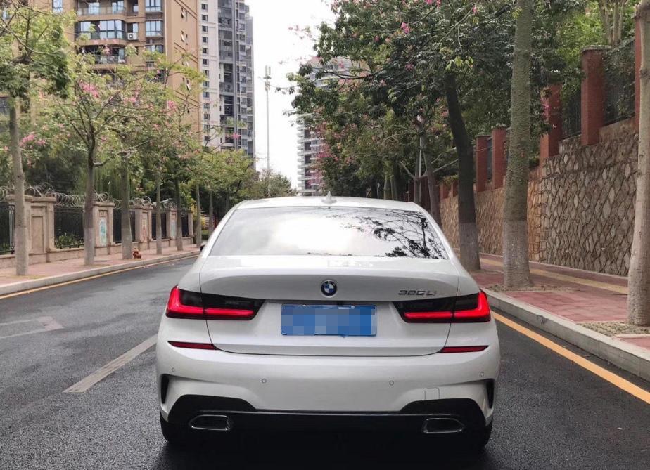 宝马3系-去年家里工厂开始盈利，终于看到了努力之后带来的效益，父母也是相当高兴，我的那辆小捷达，感觉跟不上时代的步伐了，考虑换车，出门必须换一辆有面子的车了。父母想让我买奥迪，说奥迪官车多肯定好，但是我不怎么喜欢，加之新款三系上市，当然三系好啊，父母也拗不过我，只能顺着我来了，跑了好几家4s店，找了一个优惠最大的提车，优惠4.1万，优惠过后的裸车价是30.59万，交了27000的税，购买了11000的全险，上牌费500，共计344400元，所以我如愿以偿的开上了我的三系。
新三系的外观非常大气，两个鼻孔非
