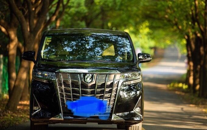 购车总价 | 今年年后买的车，指导价85.6万，提车包含加价加店内装潢加手续费，最终103.3万落地。
同级对比 | 这个价位我还看了奔驰S级，S350，不到100万的S级，配置，外观的轮毂等都不及埃尔法，后排功能非常少，不如埃尔法的航空座椅。如果要选s级，我会选s450或迈巴赫s，100万出头坐第二排的车，我选埃尔法。
故障吐槽 | 故障倒算不上，实话说，埃尔法高速行驶感受不如轿车，感觉底盘有更多的晃动，坐在后排，耳边的噪音也较多，底盘和隔音比同样百万级的车要差。
空间 | 空间方面第二排非常舒服，腿部