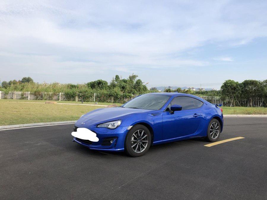 斯巴鲁brz-购车总价 | 裸车价在26万多 优惠力度不大 加上各种费用是在30万
同级对比 | 当时预算也不多 30万左右的跑车，除了斯巴鲁就只有丰田86 其他的我也没去看，选择也比较少。￼还是斯巴鲁的新款更加的好看，外观回头率非常高。￼
空间 | 买跑车 空间这方面，我本来就没有要求的。￼一般就坐两个人，要么就自己一个人开车，所以说是够用的。￼而且平常出门也放不了什么东西，一个手机一瓶水再加一个包，储物空间是够的
颜值 | 外观我是非常喜欢的 很高级。￼是高档跑车的感觉 而且整个车的颜色，我很喜欢非常