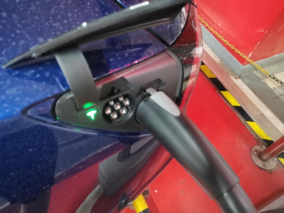 model 3(进口)-购车总价 | 赶上6月优惠3万再加3年免息免手续费的活动，30%首付款13.29万元，用了一年的非营运牌照，购置税3.78万，保险1.5万，验车上牌1200，首付购车总价18.69万，总价48.7万
空间 | 乘坐空间都很宽敞，整体坐姿其实比普通轿车要高一些，可能是因为底盘都是电池的原因，但是因为头顶上只有一层玻璃比较薄所以头部空间还是比较充裕，能在两拳以上
内饰 | 内饰只能说真的是极简，除了一个大屏幕什么都没有，刚买的新车还是有一些异味，因为还没贴膜，夏天开车特别晒，已经准备贴