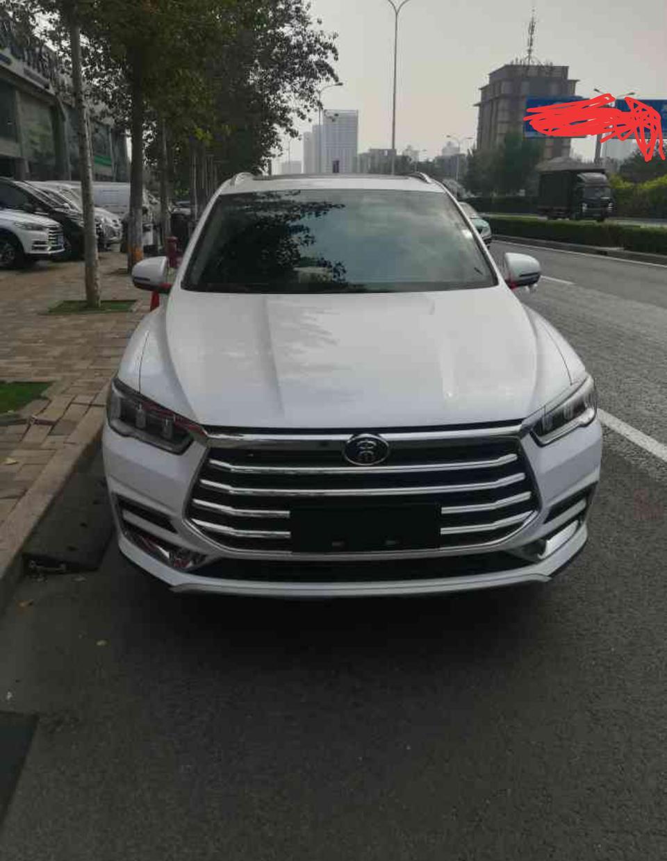 购车总价 | 10万左右
同级对比 | 对比之后还是觉得宋Pro的性价比高，价位适中，配置丰富，空间大，颜值高，功能性强，外观简约时尚大气，动力强劲，超喜欢的。
空间 | 宋pro预售期间宣传的就是大五座+超长轴距，也是一笔较大的标志，超大后备箱空间1340L，后排座椅放倒，配上全景天窗，看夜景是多么唯美，第二排的空间也是非常大的，如果是一个一米八的大个子坐上去，腿部空间以及头部空间都是还有剩余足够的空间活动，这点是无可挑剔的，必须赞！
驾驶体验 | 转向精准，无虚位，高速较重，低速较轻，底盘调教合适，软