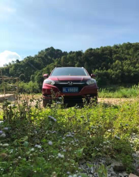 缤智-购车总价 | 裸车价12.8万，落地价13.3万
同级对比 | 仪表台是硬塑料的，不喜欢，内饰异味不是很大，还整体看着还挺舒适的，不过和威朗之类的没法比。外观还好，年轻时尚，不过我觉得xrv更好。还有大灯不怎样，晚上还是少开夜路吧
空间 | 门板储物箱和扶手箱不大，空间一般，但是后备箱的空间还不错，后背座椅能全部放倒
颜值 | 个人觉得还行吧，年轻时尚，一分钱一分货，这个价位的车，也不能要求太高。
油耗 | 这车还挺省油的，磨合期市区加国道表显6个油，实际也差不多。之前了解到本田地球梦发动机有点挑油
