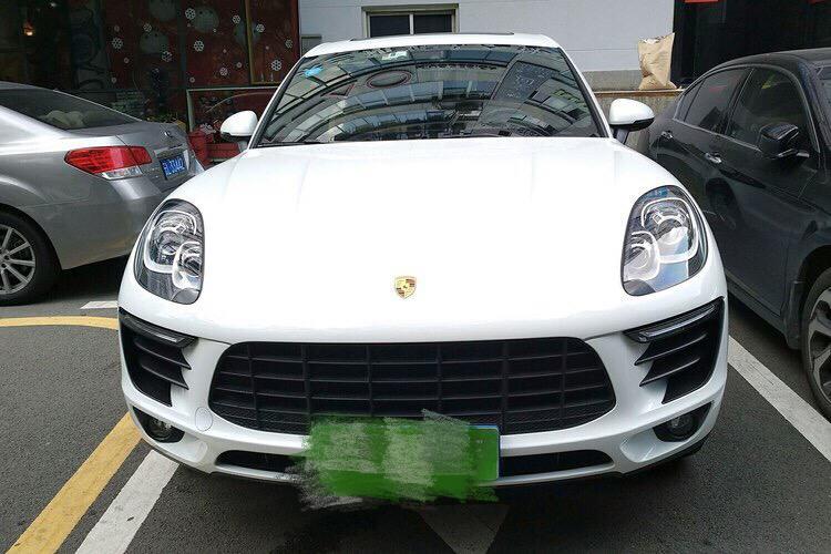 macan-裸车价：76万 落地价：87万  #同级PK：选这款就是为了信仰充值，家里还有一辆BMW5，感觉还是比较不错的；#内饰精致：保时捷的内饰还是一如既往的精致，飞机驾驶舱的感觉，复杂麻烦，就是要这个范儿，任性，仪表中控也很简洁，看上去不复杂；#外观及格：关于外观，只能说萝卜青菜了，我是外观控，车灯选的led灯，但是感觉没啥用；#油耗一般：城市里不堵车13个左右，堵车十七八个，那天突然23个我也不知道咋了；#操控很赞：方向盘转向精准性很好，没开运动模式感觉还是很轻盈，开了变沉了一会，就是起步油门有点