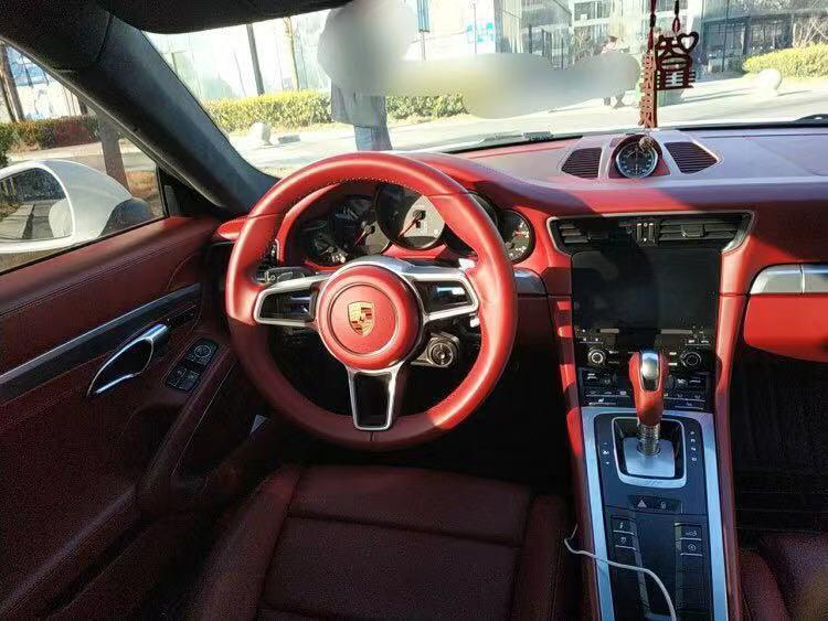 裸车价：156万落地价：172.5万#同级PK: 试驾了日产GTR R35和保时捷911，GTR不愧东瀛战神的称号，动力非常强大，但是操控性略逊于保时捷911，所以我最后还是选择了保时捷911。#外观经典：外观设计维持了保时捷的经典家族式设计，在路上的辨识度很高。#内饰精美：保时捷911的内饰设计比较精美，五环仪表盘造型非常漂亮。#空间充足：保时捷911的内部空间还是比较充足的，我自己使用觉得乘坐和储物空间都很充足。#油耗合理：我的百公里油耗是12.5升，还是比较合理的。#操控流畅：七档双离合变速箱换挡非