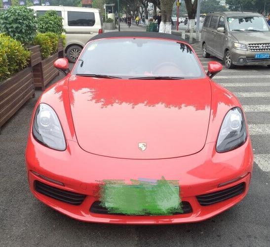 裸车价：65万落地价：76万#同级PK: 试驾了巴博斯SLK和保时捷718 Boxster，觉得保时捷718 Boxster无论动力还是操控都更胜一筹，所以最后选择了保时捷718 Boxster。#外观时尚：这辆车的外观设计很时尚，侧面线条优美，选装轮圈的造型我也很喜欢。#内饰精美：内饰设计非常精美，运动式座椅能够调节的角度很多，坐起来很舒适。#空间充足：乘坐空间很充足，驾驶位前边的背箱容积很大，可以放一点大件的物品。#油耗合理：我的百公里油耗是12升，我觉得还是比较合理的。#操控流畅：PDK变速箱换挡流
