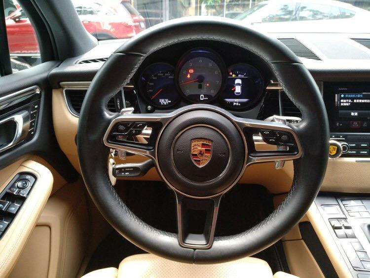 macan-裸车价：76万 落地价：87万  #同级PK：选这款就是为了信仰充值，家里还有一辆BMW5，感觉还是比较不错的；#内饰精致：保时捷的内饰还是一如既往的精致，飞机驾驶舱的感觉，复杂麻烦，就是要这个范儿，任性，仪表中控也很简洁，看上去不复杂；#外观及格：关于外观，只能说萝卜青菜了，我是外观控，车灯选的led灯，但是感觉没啥用；#油耗一般：城市里不堵车13个左右，堵车十七八个，那天突然23个我也不知道咋了；#操控很赞：方向盘转向精准性很好，没开运动模式感觉还是很轻盈，开了变沉了一会，就是起步油门有点