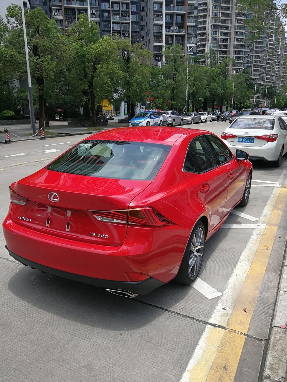 雷克萨斯is-购车总价 | 我的购车总价是落地36万。
同级对比 | 比较过宝马3系和奔驰C级，说实话，家里有辆E，感觉三年过后毛病有点多，而且保养维修费用不低，再有现在生活水平都好了，BBA满大街都是，有点审美疲劳了。这辆车准备给老婆开，超爱这个烈焰红色，所以果断收了。
空间 | 空间相对不大，但也够用。我184的
个头，调整好不也不会顶住头。
驾驶体验 | 加速够迅猛，尤其是60以后，而且比较顺滑。
颜值 | 这是最打动我的方面，小跑车的即视感，加上红色的外观，回购率很高。
内饰 | 内饰精致细腻，古