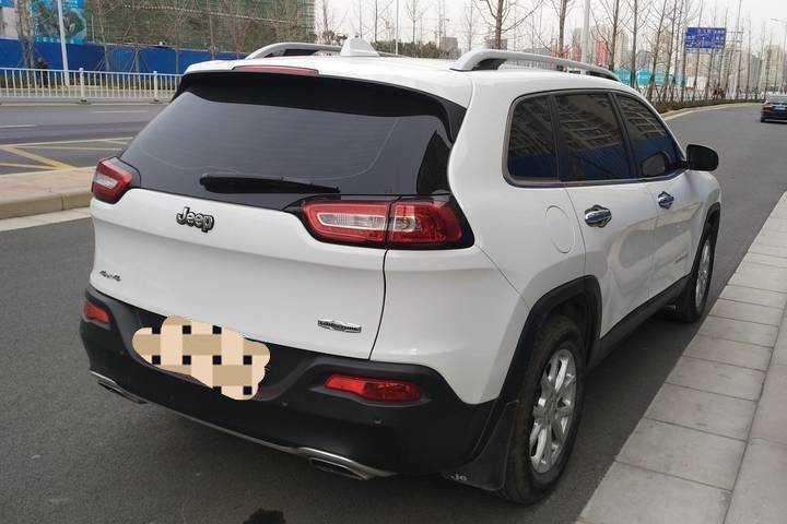 当时裸车价315000，基本上没有优惠，送了一堆垃圾，我们这奥迪跟吉普两个店是挨着了，之前一直看的奥迪A6，一心想买，正好钞票到账后，直奔奥迪4s店去了，然后没有黑车，得等，我这性子又等不得，出来就去吉普店里转了转，可别说，一眼就相中自由光了，觉得不管是外观还是性能都不错，又有现车，一冲动直接开回来了。
#外观好看  外观的话很惊艳，回头率相当高，我应该是我们这第一个买自由光的人，我自己感觉，之前没见过，朋友们看了也都说不错，颜值很高，大灯很性感也是很亮，外观也是我当时冲动消费的一个原因。
#乘坐空间出色