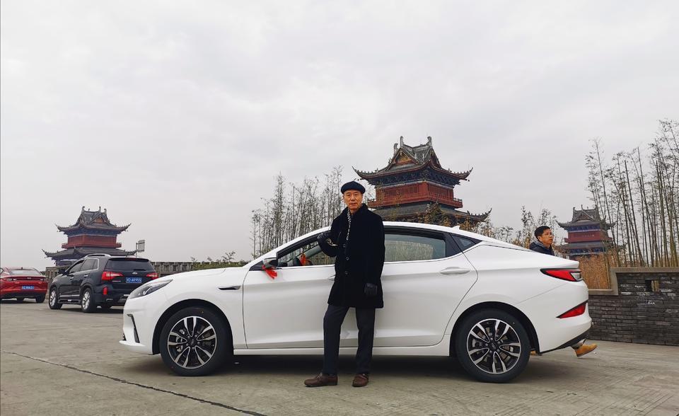 嘉悦a5-外观：
轿跑设计，美观，像跑车，流线不错，年轻感强，我就喜欢年轻的感觉?
内饰：
内饰全是软塑材质非常不错，新车也没啥味道，我还用测甲醛的测了，没有超标，棒！氛围灯也是不错的，很特别。
驾乘：
开着舒服，前后都是独立悬架的，这个做得特别好。静音效果也是很好的，高速120/130都没啥声儿。底盘好，稳定性也好。

