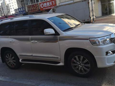 购车价格：裸车价格76万 落地价83万 天津港提车
同级车选择：选车的时候看了路虎发现但是综合考虑了一下售后维修保养，还是选择了丰田的酷路泽
油耗：市区20L油左右、长途15L左右
空间：对比当时曾经选择的路虎发现空间真的大许多，对于我这种一米八十多的北方人来说却是酷路泽在空间上来比超越许多同级别车型
驾驶：体现由于这款车是4.0的排量，起步加速感确实比4.7排量的酷路泽差不少，但是地盘悬挂很扎实非常适合长途穿越进藏使用。
内饰：塑料感强一些，和路虎发现没法比较完败路虎。
总结：推荐给经常出长途甚至经常走