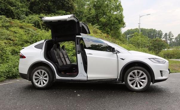 model x-购车总价 | 裸车价80万，落地不到92万。
续航 | 我买的这款是长续航版的，高速上跑个400公里没一点问题，市区内可能就380左右。
颜值 | 我买的这款modelx是白色的，外观就不用过多叙述了，看起来很细致大气，内饰给人视觉上很不错的感觉。
空间 | 坐在车内胳膊和腿部伸展自如，前后排的乘坐空间也很宽，车内空间还是很足的，前后备箱能放下很多东西。
驾驶体验 | 毕竟价格放在那里，好配置和高马力发动机让整个驾驶体验非常的好，起步的时候没有一点拖拉，而且起步加速度很快。方向盘操控性很精