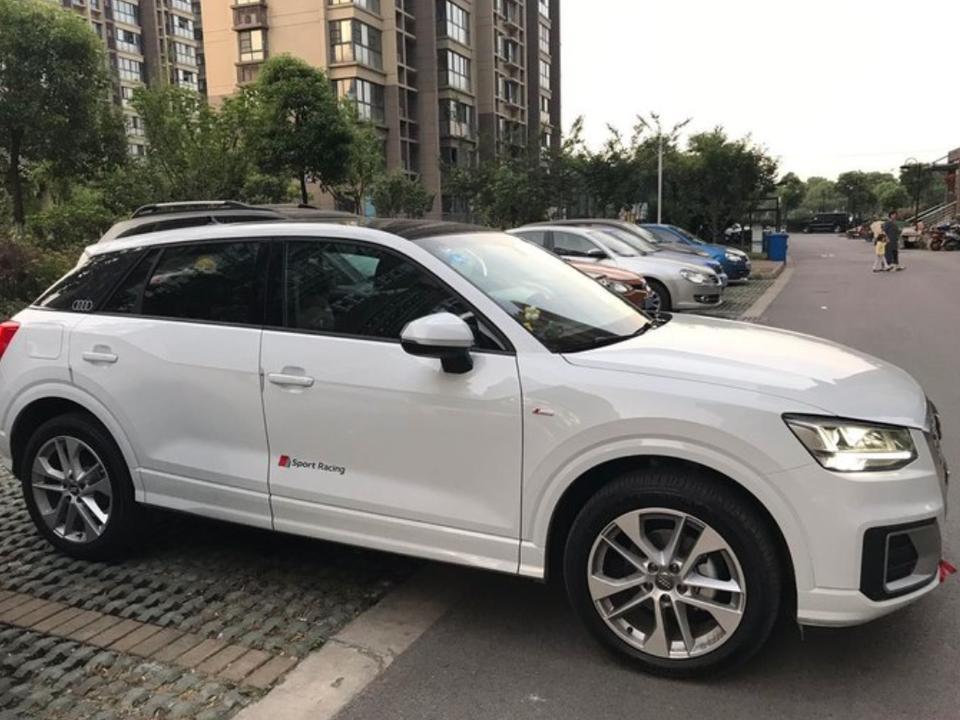 购车总价 | 我买这辆车时，正好赶上塞斯店在搞活动，所以给我优惠了1万元。裸车价是26.9万，把车买回来后，我又在外面坐到底盘装甲，座椅套，发动机护板，这最后我这辆车的落地价是29.3万元。
同级对比 | 与奥迪Q2L这辆车同级别的有汉兰达。要是买车的时候也试驾了汉兰达，感觉这辆车的舒适性还可以，但是它与奥迪相比，外观稍微有一些逊色。感觉奥迪Q2L的外观更漂亮些。
故障吐槽 | 目前为止没有发现任何问题。我在这里就不吐槽了。
空间 | 在空间方面，奥迪Q2L这辆车的空间还是比较满意的，因为一个1.83米的