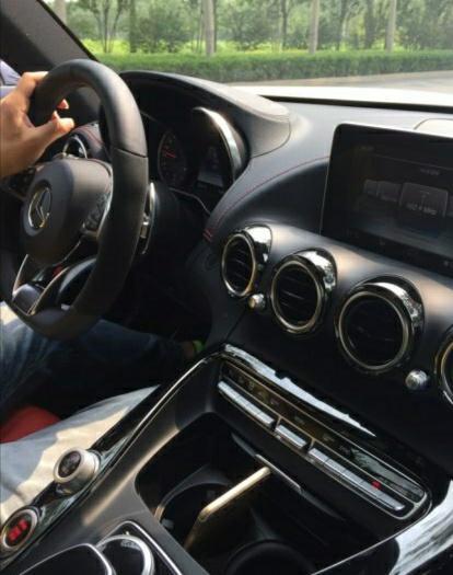 amg gt-购车总价 | 这款车的裸车价是在130万，在是奔驰的一种新增车型，价格是我很满意。
同级对比 | 对比价格类似的一些车，我觉得我还是会选择这款，因为它外观相当霸气。
空间 | 这款奔驰的空间还是延续了奔驰一向的特点，空间不会大，但个人感觉还可以。
颜值 | 这车的颜值真的是绝了，不过奔驰奔驰的外观向来就是好看的，只是它在好看的同时还很霸气。
内饰 | 里面非常漂亮，整洁大方。在整洁的同时，让人感觉非常的豪华，这可不是所有车都能够做到的。
驾驶体验 | 我个人体验非常好， 它能够在保证速度的同