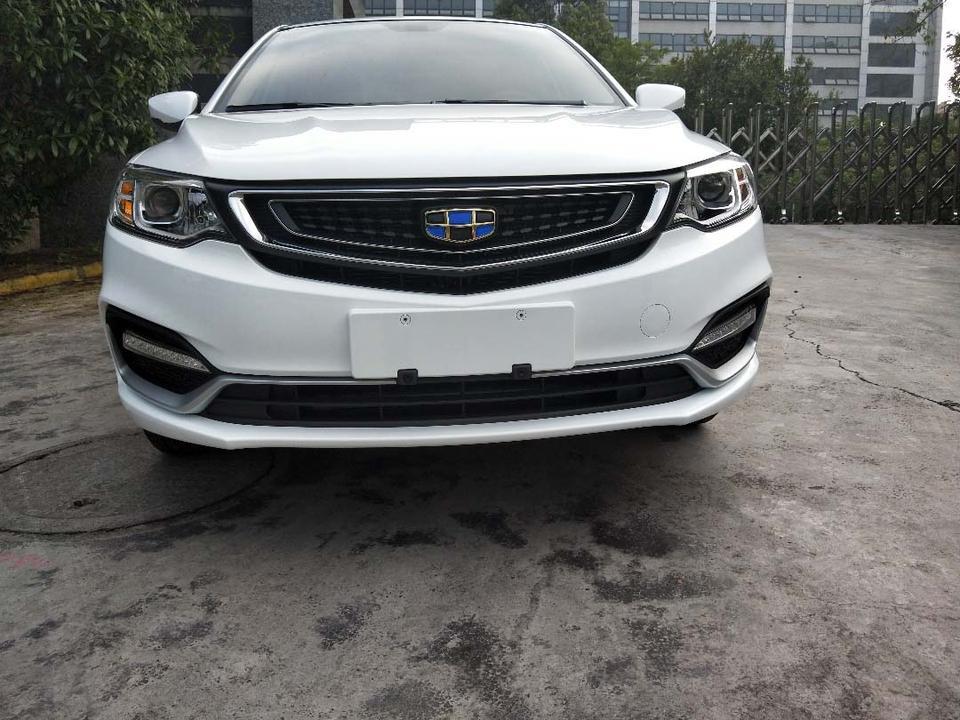 购车总价 | 原车5.99万，优惠下来5.29万，办好下来6.4万。
同级对比 | 起初也看过长安的CC，对比了一下，外观颜值力略胜远景，但性价比不如远景，而且远景的油耗也要低一些，作为家庭用车，感觉哪个划算买哪个，也就选了远景。
空间 | 空间挺满意的，后排空间也是非常不错的，173的我可以伸得开腿，后排中间也处理得非常不错，几乎没有什么凸起。
驾驶体验 | 1.5的排量，不充沛，但家用够了，手机档车型，一方面也看驾驶者，开着空调的情况下，动力有轻微的减弱。方向盘指向比较精准，操作轻盈，驾驭起来特别灵活