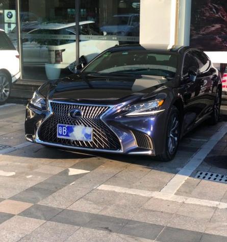 雷克萨斯ls-裸车价：88.2万 落地价： 98万    #同级PK：同级别宝马740优惠下来价格差不多，但外形太运动了，路上还多，没有购买欲望；#外观帅气：同级别的奔驰、宝马外观都看腻了，只有雷克萨斯的设计让人眼前一亮，日间行车灯辨识度很高；#动力充足：买了混动版的，原以为为了节油动力可能会不足，但驾驶起来推背感嗷嗷的，只要舍得给油，啥都能超；#空间一般：买的时候仔细对比了奔驰s级，感觉空间雷克萨斯稍微小一些，但差距不大，接接客户够用了；#配置够用：我购买的卓越版貌似配置不高，但该有的全有了，没必要为了