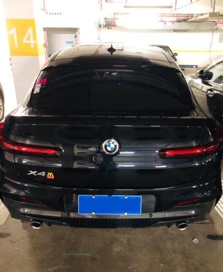 购车总价 | 当时我买这款车的时候，裸车价为44.5万左右，七七八八手续全部办完以后，落地价为50万左右。
同级对比 | 我买这款车的时候，看过很多同级车，在捷豹F-PACE和这款车之间考虑了很久，在试驾过后，感觉宝马X4的性价比更高一些，所以就选择了这款车。
颜值 | 买这辆车就是因为看中了颜值，LED的光源别提有多亮了，尾灯设计的也很棒，看见这款车的颜值基本就能知道价值不菲，开回去回头率也爆表。
驾驶体验 | 动力完全够用了，没有很激进的感觉，跑高速也够用了，车内没有异味，方向盘的握感也很容易上手。
