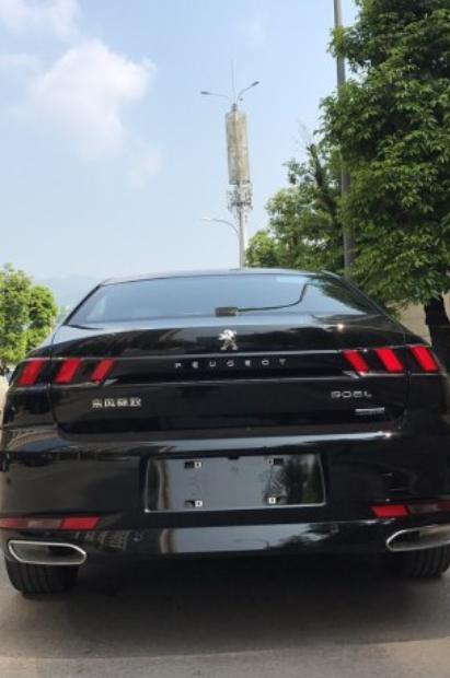 购车总价 | 这辆车买的时候是16万左右，并且我觉得内饰不是很符合我的审美，我也换了一套，大概加了几千块吧。
同级对比 | 首先标致508L的内饰和舒适性就深深的吸引了我，我个人是不会很看重车的颜值的，加上其实508L的颜值也不赖，还有它良好的内饰，和极好的舒适性，让我选择了它，我觉得性价比也很不错，这次的购买选择我觉得相当的正确。
颜值 | 外观看上去还是比较大气时尚的，整体的感觉还是比较耐看的，整个车身也显得比较有运动风，车灯也显得比较的柔和。
内饰 | 内饰的用料和做工还是很舒服的，并且配色我也很喜