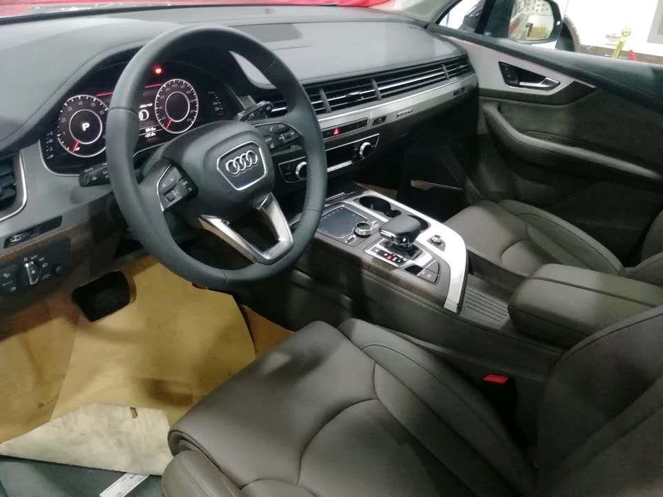 奥迪q7-购车总价 | 这款车的裸车价格是79.25万！加上购车税！保险！上牌！具体也没算！不过大家也都知道个大概吧！买车送了全车贴膜脚垫侧踏！不过质量都不怎么好也没用！
同级对比 | 当时也是看了很多车型！跑了许多家4s店！也试驾了很多车！看过奔驰宝马的好几款车型！后来还是觉得买了这款车！也许是开习惯了前一辆车就是用的奥迪q5！这就和看媳妇是一样的对眼了就不说别的！
故障吐槽 | 就感觉音响还欠缺一点！其他没什么毛病！后期有情况的话在追加吧！
空间 | 空间对于一台中大型suv来说肯定是不用多说的！不管