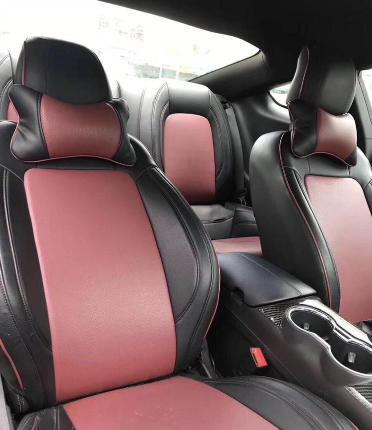 mustang-购车总价 | 34.3万左右的裸车价
驾驶体验 | 升档和降档反应都很快，并且没有什么顿挫.方向盘很轻非常好.
空间 | 前排空间很好，还有腰部支持，舒适很多。后排座椅稍短、稍直，但现在的车常年空载，满载时候太少，可以忽略。后备箱还可以，可以放个行李吧
油耗 | 郊区正常用车表显12.5左右的油耗，开始还是很满意的，后来加了几箱油后仔细一算，实际油耗，起码在14个油。
颜值 | 外观时尚科技感满满，可以用2个词来形容时尚靓丽“和“高档次”来形容，流线型车身，看起来很霸气
同级对比 | 之前