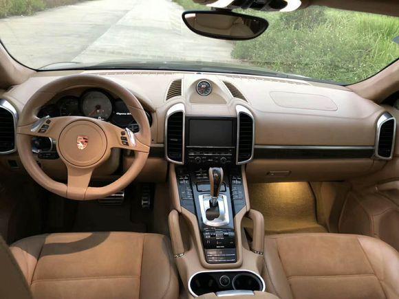 cayenne-2014年6月，买的保时捷卡宴，4.8gts。裸车266万。基本能送的都送，送的东西一般，用了没几天全扔了换的新的。买之前就看了两款车，卡宴和宝马740。一个轿车，一个越野，老婆倾向740，我倾向卡宴，这俩周围伙计都有开，和老婆一起去乘坐了下，决定，卡宴，看着更骚气一点。
#外观很漂亮 
外观不用讲，两个字漂亮，三个字，很漂亮，曲线感很好，在路上识别度也很高，suv有这么漂亮的也不多见。满意。
#车尾灯不太好看 
整车不好看的地方就是尾灯了，一点都不显眼，配不上这个车的外形，也配不上这个的