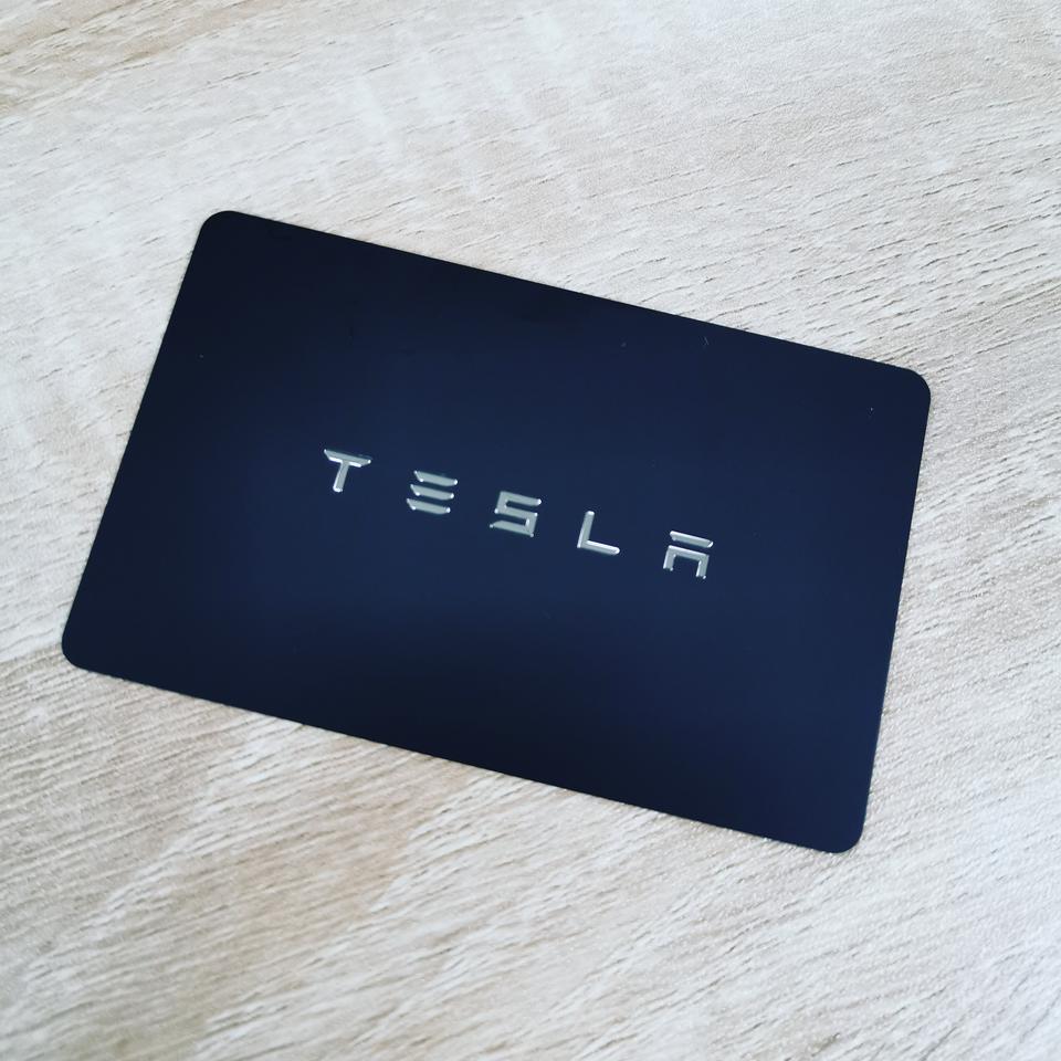model 3(进口)-购车总价 | 赶上6月优惠3万再加3年免息免手续费的活动，30%首付款13.29万元，用了一年的非营运牌照，购置税3.78万，保险1.5万，验车上牌1200，首付购车总价18.69万，总价48.7万
空间 | 乘坐空间都很宽敞，整体坐姿其实比普通轿车要高一些，可能是因为底盘都是电池的原因，但是因为头顶上只有一层玻璃比较薄所以头部空间还是比较充裕，能在两拳以上
内饰 | 内饰只能说真的是极简，除了一个大屏幕什么都没有，刚买的新车还是有一些异味，因为还没贴膜，夏天开车特别晒，已经准备贴