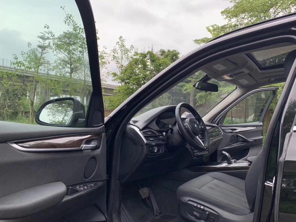 宝马x5-购车总价 | 当时裸车80多万，由于新款优惠的比较少，加上购置税保险上牌，落地一共下来将近100万。
同级对比 | 当时看了奔驰，奥迪。家里有一辆奥迪a6，想换个品牌开开，在奔驰和宝马的试驾对比中发现宝马的操控要比奔驰好点，所以选择了宝马的x5。
故障吐槽 | 目前新车才开出1000公里，没有出现小毛病。
空间 | 空间挺大的，本人身高180，做后排，腿部空间有2拳左右，头部1拳左右，后排挺宽大，而且做3个人一点也不拥挤，后备箱的空间也特别大，满足一家三口出行和自驾游都不在话下。
驾驶体验 | 