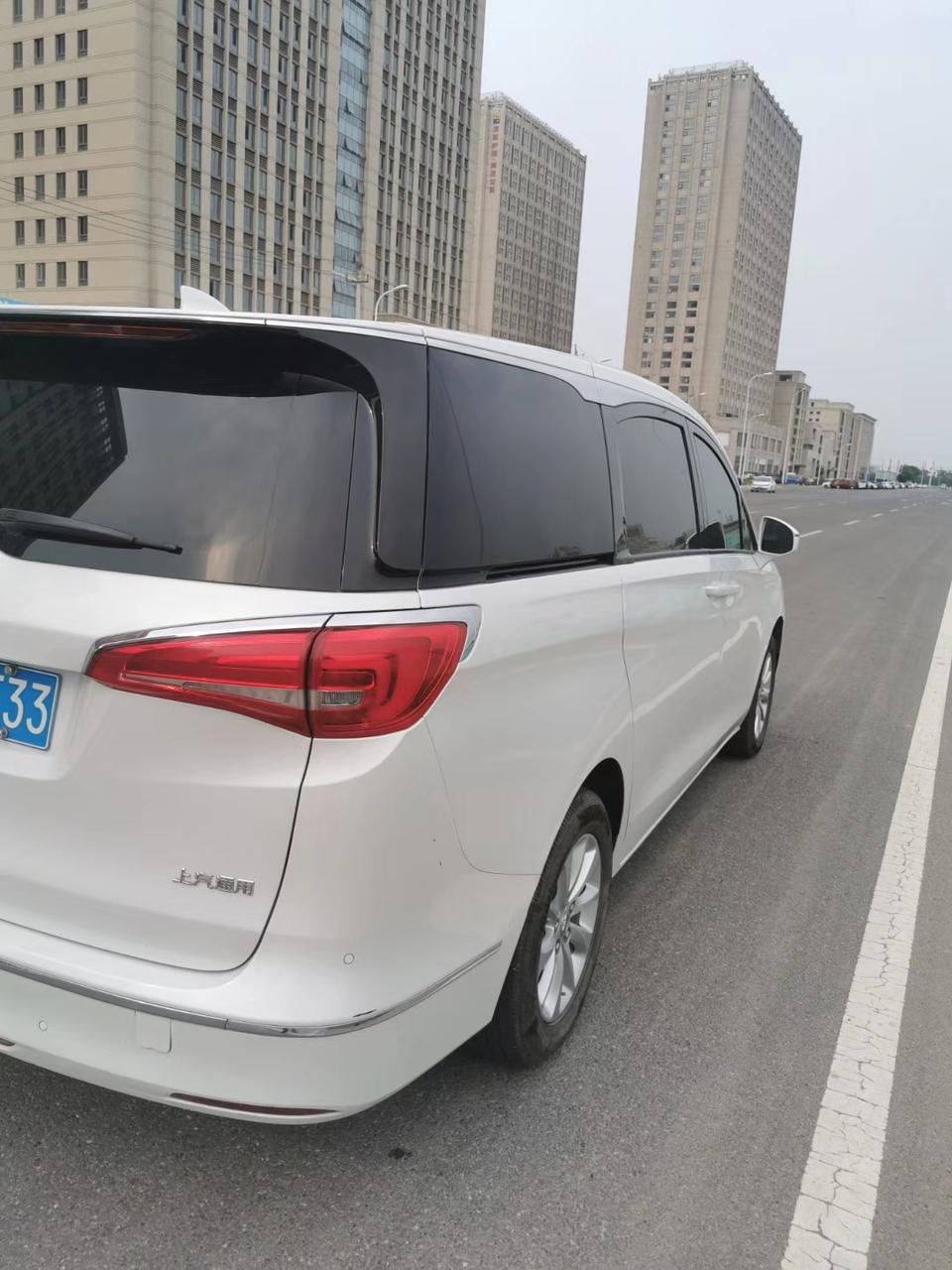 别克gl8-购车总价 | 当时买车的时候没有优惠，裸车价格是25.29万。跟指导价一样。
同级对比 | 当时看的是本田奥德赛，感觉两个车有很多类似的地方。不过还是喜欢美系车，主要GL8是商务车的典范,最终选择他。
空间 | 空间整体还是比较满意的，不论是乘坐空间还是后备箱空间。本人一米八二，无论坐在哪个位置都不会觉得顶头曲脚什么的。 就是第三排有点儿不太地道，左右各一个水杯槽，连个储物箱都没有，显得空荡荡的不太实用。
驾驶体验 | 2.0t的发动机动力还是不错的。起步不肉，低速涡轮介入介入的很早。只要舍得