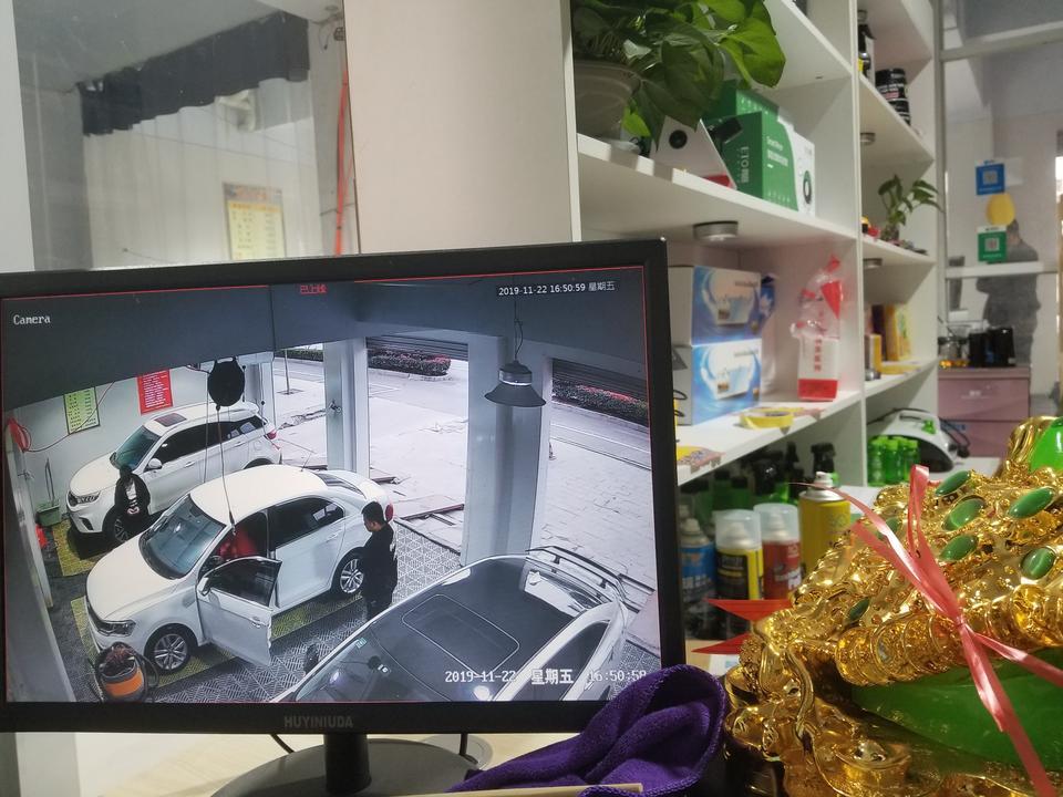 la festa 菲斯塔-本人有一台15款xjl了，九月份老妈生日，想把车子做生日礼物送给老妈，我自己再买个省油的，当时没有什么明确目标，中意的品牌就只有三个，新A6 . ATS. 菲斯塔 当然主要还是我自己喜欢 在汽贸城转了一天不是超出预算太多就是老妈看不上。? 都准备放弃了走到河南宏升店门口的时候 销售喊我 我想反正走到这里了，进去看一下也可以，然后就去了，当时店里放了好多款车，奕炫只有一台，天青蓝色，当时大哥一眼就认出这TM不是D53么 一眼万年的感觉有木有，瞬间就感觉爱了，问销售车价多少，销售告诉